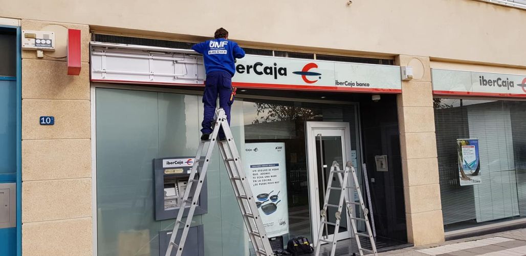 Reparaciones eléctricas luminosos IBERCAJA - Electricistas en Córdoba